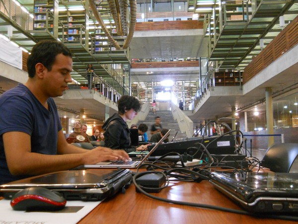 aqu� hay una foto de live coders en la biblioteca vasconcelos